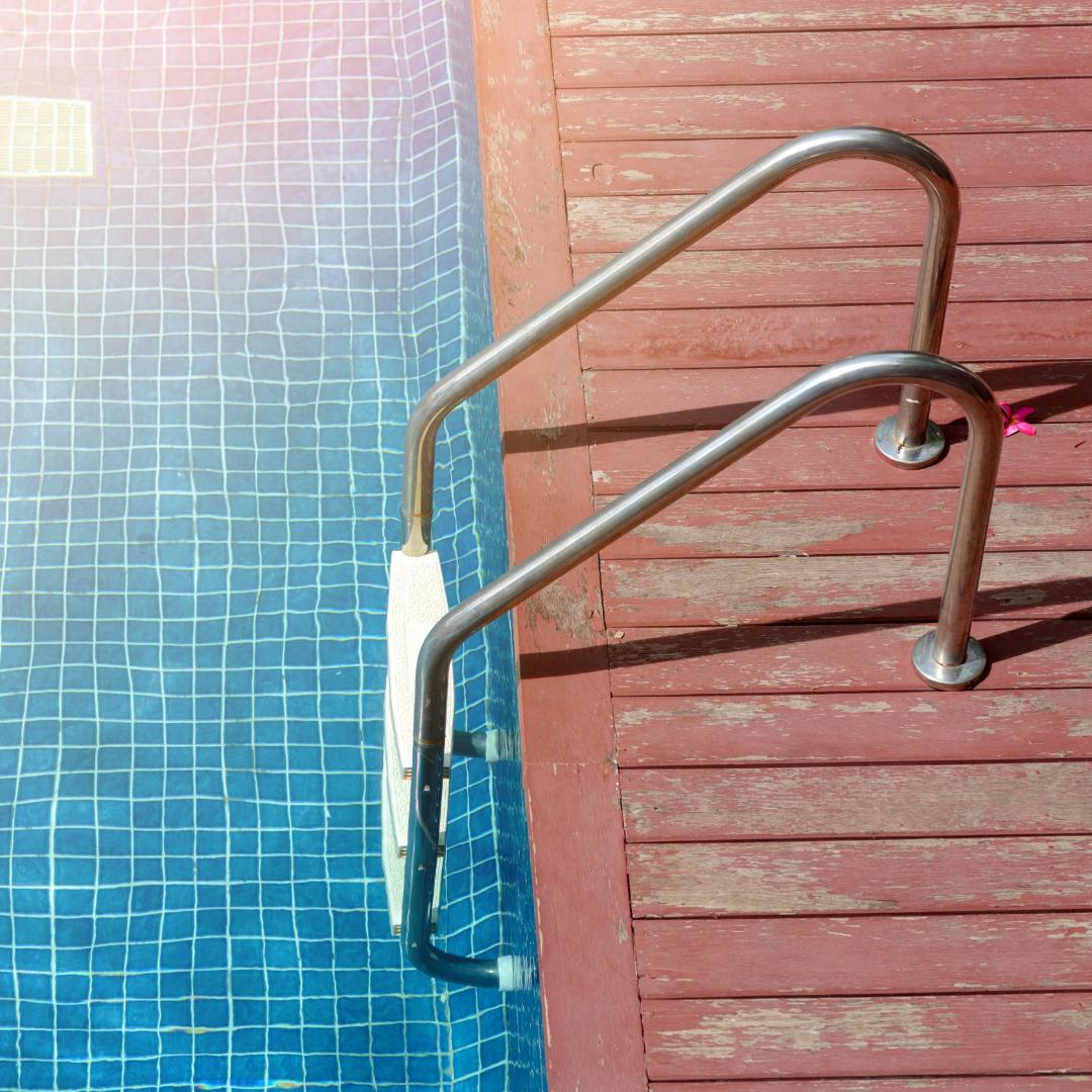 piscina escalera metal